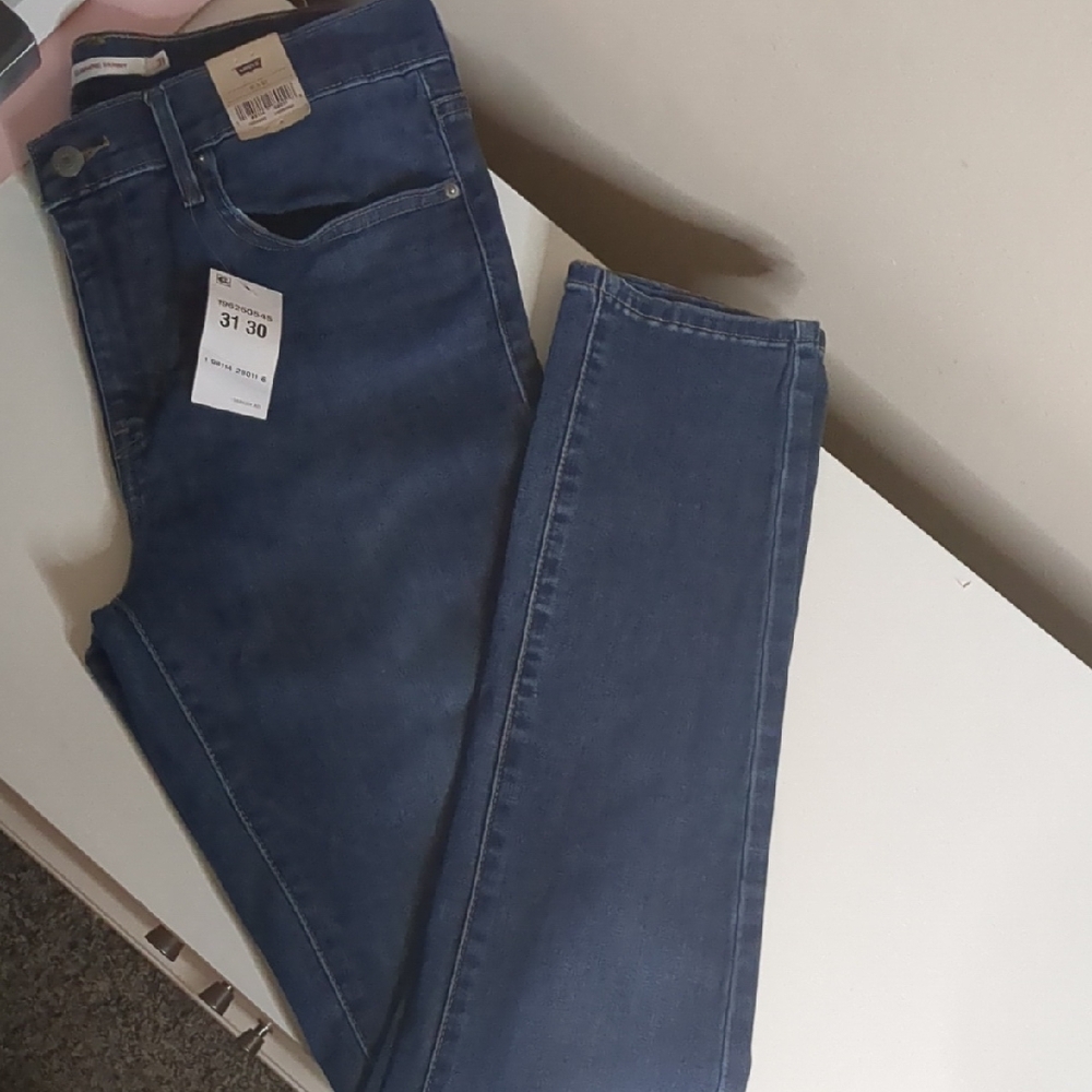 NWT Levi's Slimming Skinny Jeans Size 31